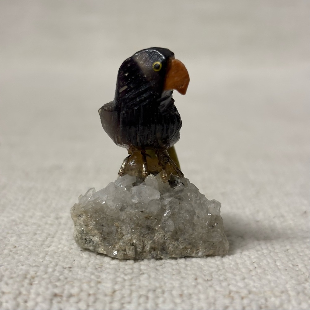 Small Stone Parrot Sculpture Carved And Mounted On NaturalQuartz CrystalCluster - Picture 3 of 7